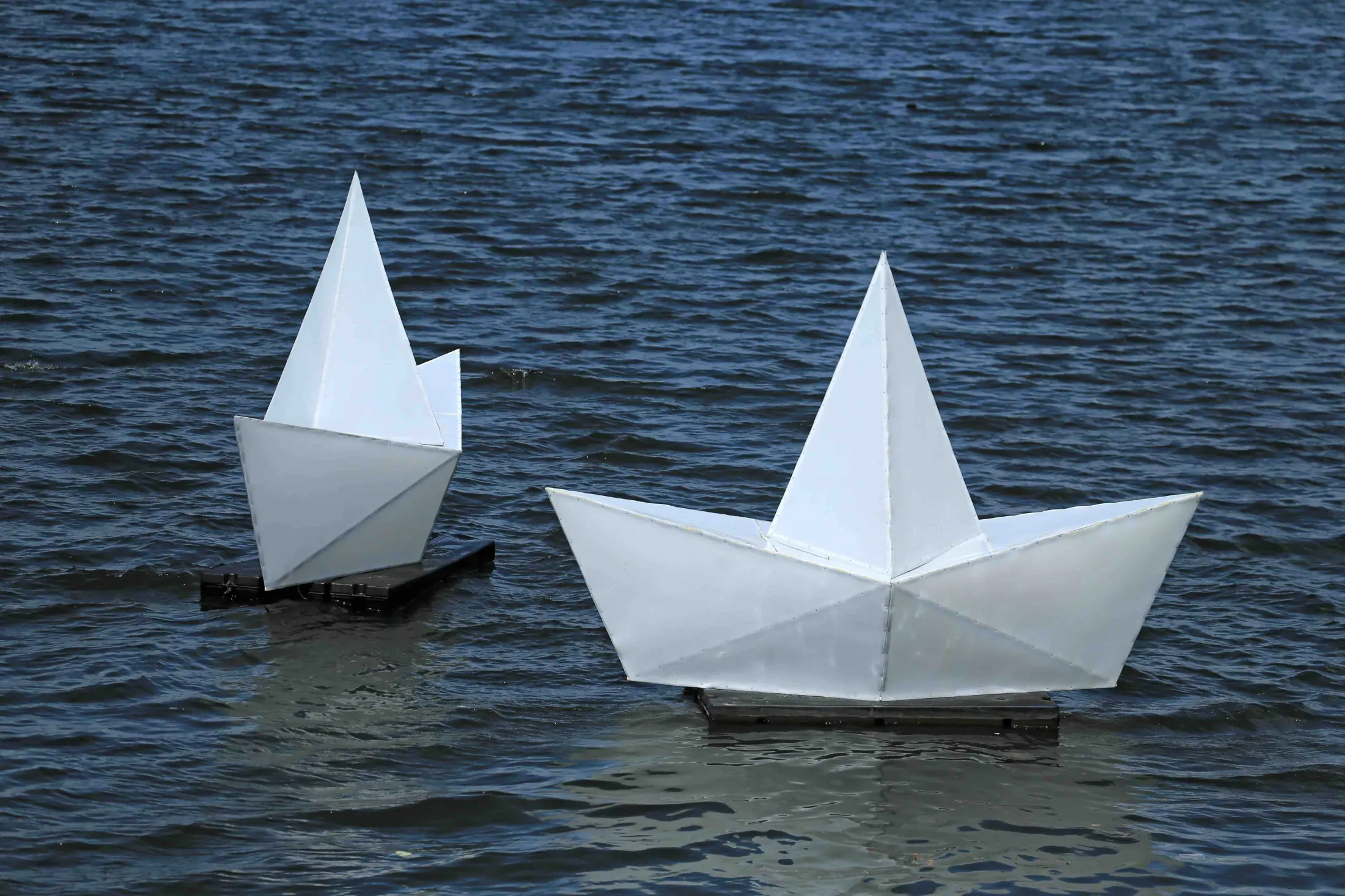 Papierboot auf ruhigem Wasser – stimmungsvolles Symbol für den Start